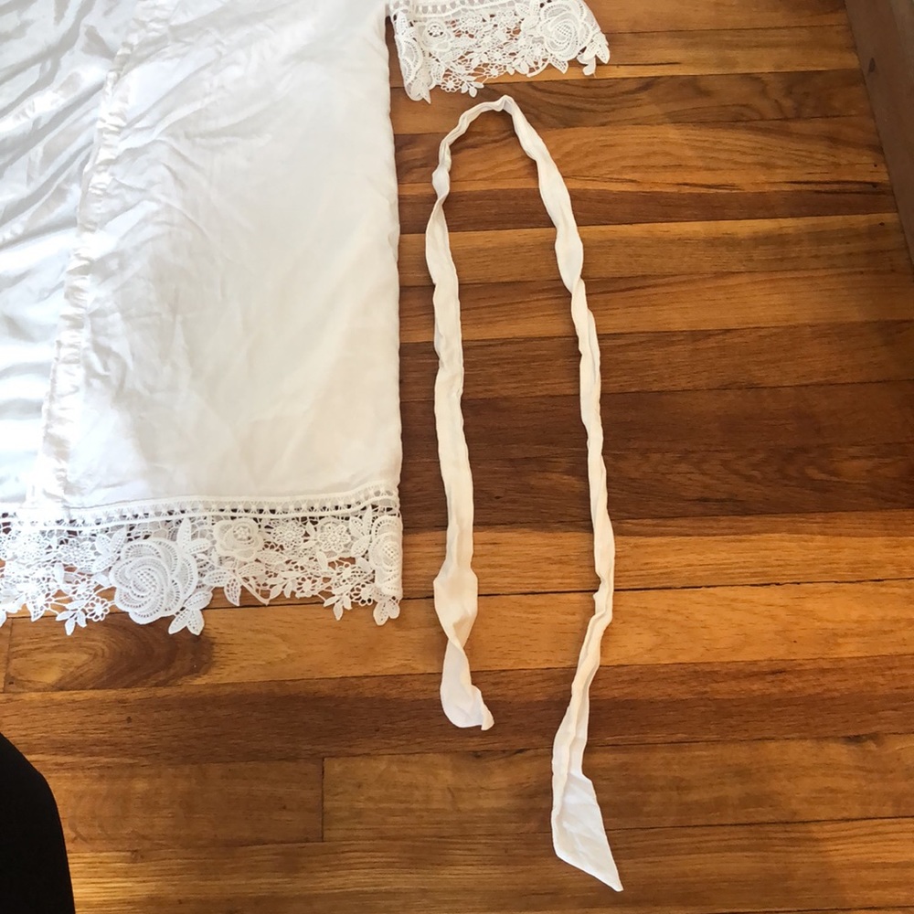 White Laced Robe - Picture 5 of 8